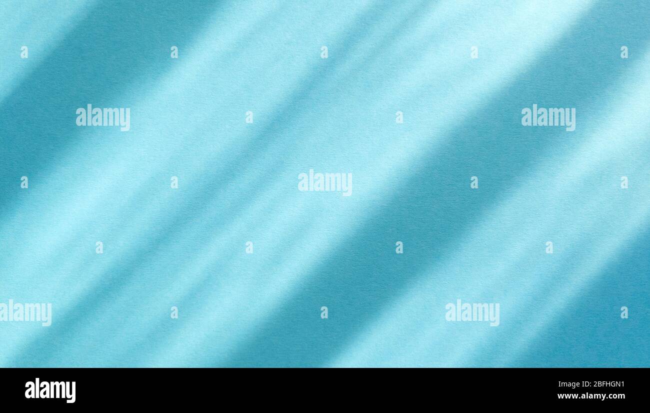 Diagonale Schatten auf pastellgrünem Papier. Abstrakter Backgorund. Stock Foto. Stockfoto