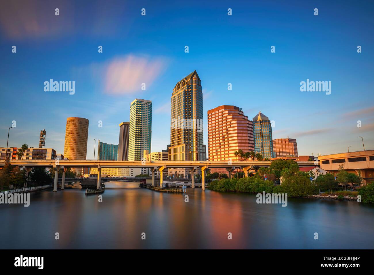 Tampa Skyline bei Sonnenuntergang mit Hillsborough River im Vordergrund Stockfoto