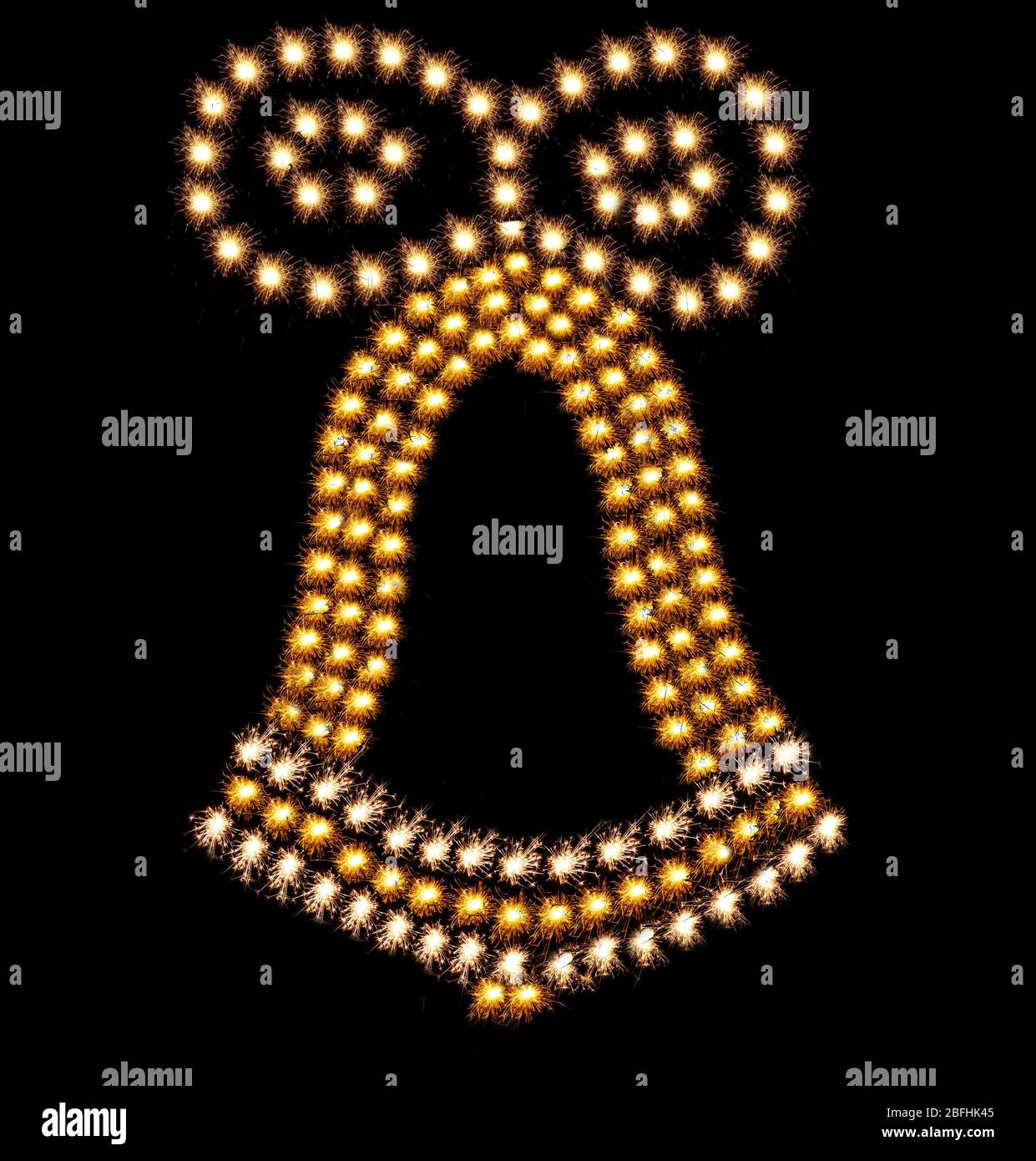 Weihnachtsfunker in Form von Weihnachtsglocke auf schwarzem Hintergrund Stockfoto