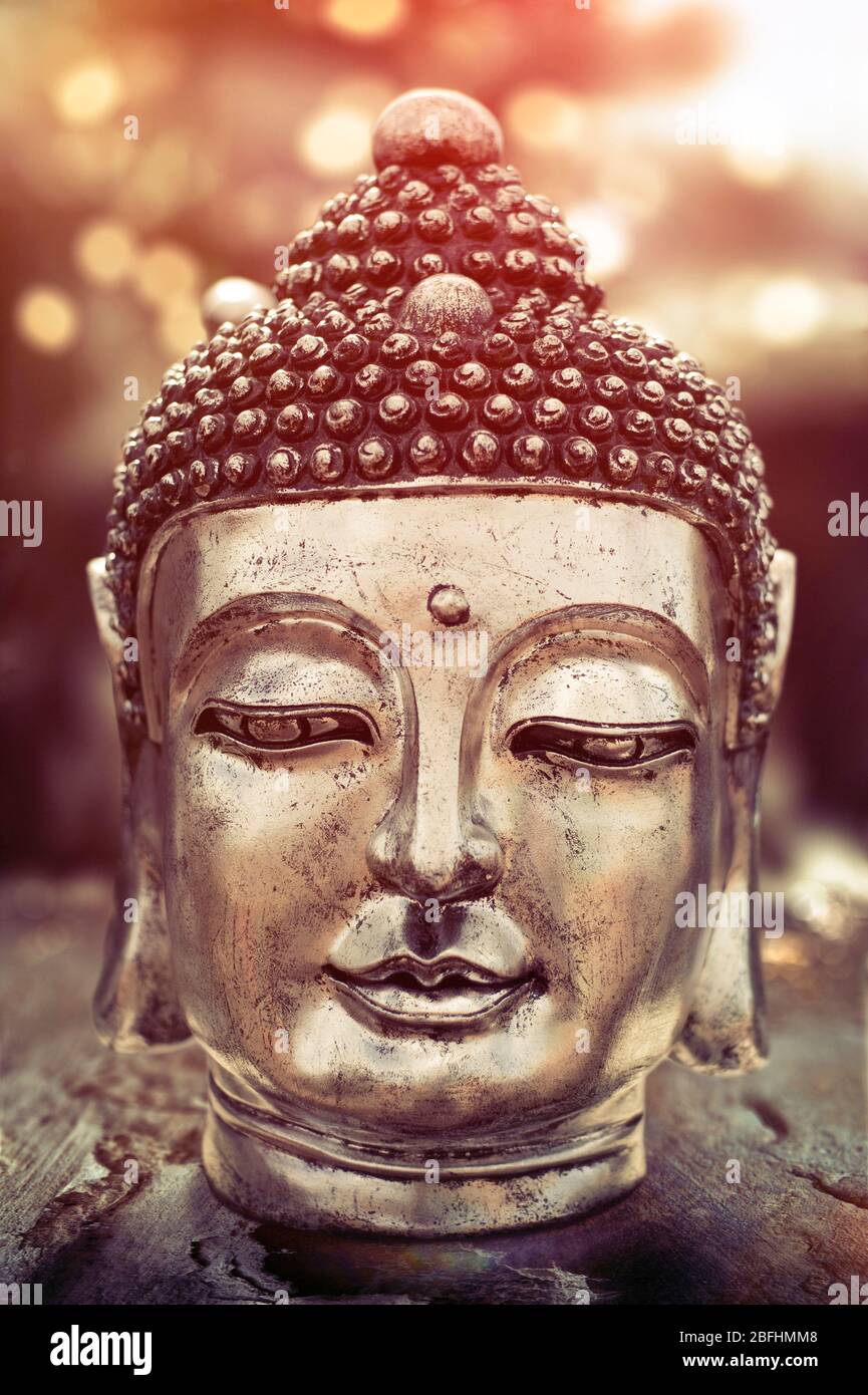 Buddha Kopf in Silber auf Steinoberfläche. Feier Religiösen Festival Konzept Stockfoto