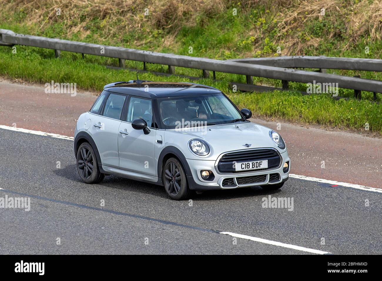 2017 SILBERBLAU Mini Cooper Auto; Fahrzeug Verkehr bewegende Fahrzeuge, Fahren Fahrzeug auf UK Straßen, Motoren, Autofahren auf der Autobahn M6 Stockfoto