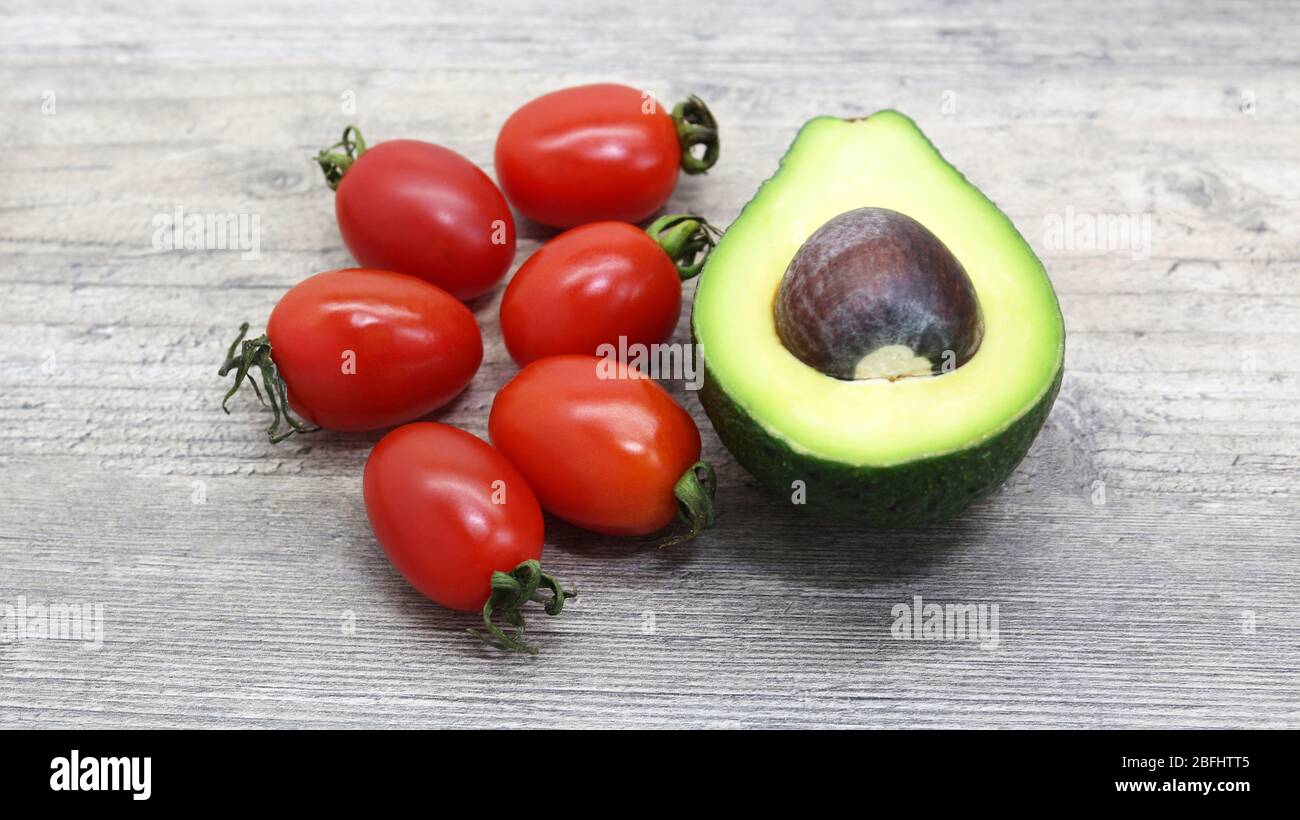 Essen, Frühstück, Sandwich. Tomaten, Avocado, Brot, Toast. Zutaten, kochen. Vegan, vegetarisch, richtige Ernährung. Stockfoto