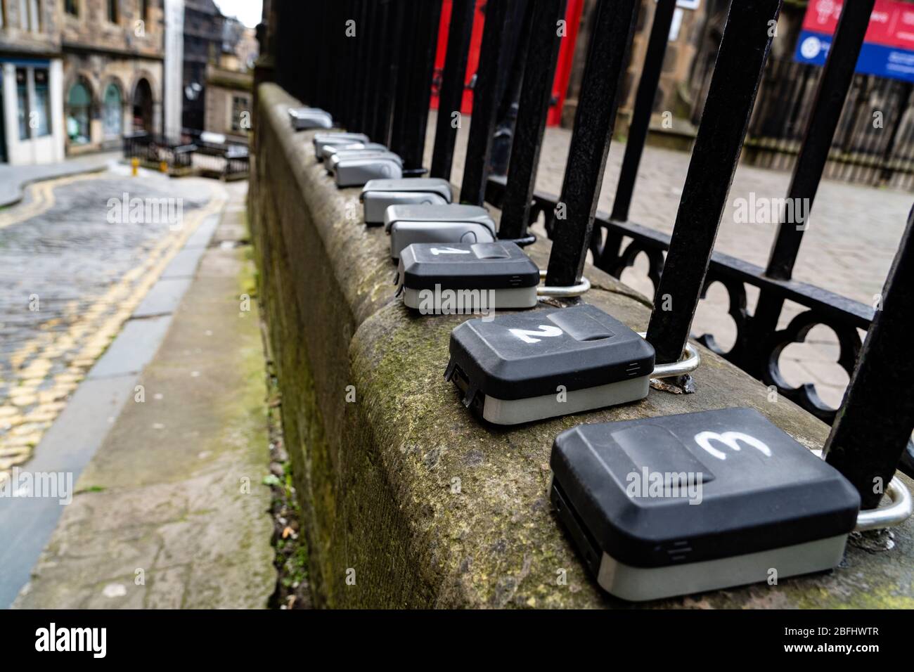 Kurzfristige Vermietung Schlüssel Safes an Geländer in der Altstadt von Edinburgh, Schottland, Großbritannien Stockfoto