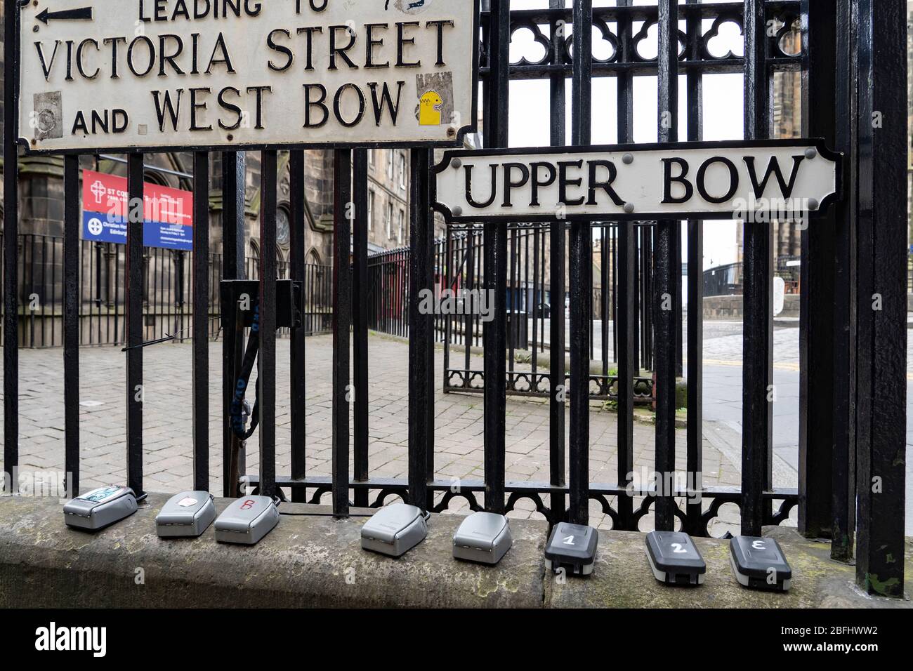 Kurzfristige Vermietung Schlüssel Safes an Geländer in der Altstadt von Edinburgh, Schottland, Großbritannien Stockfoto