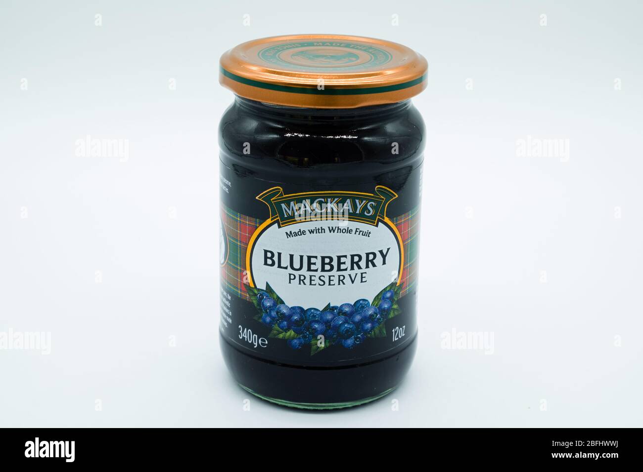 Irvine, Schottland, Großbritannien - 18. April 2020: Mackays Markenglas von Blueberry Preserve in Glasglas und Metalldeckel mit Papieretiketten, Stockfoto