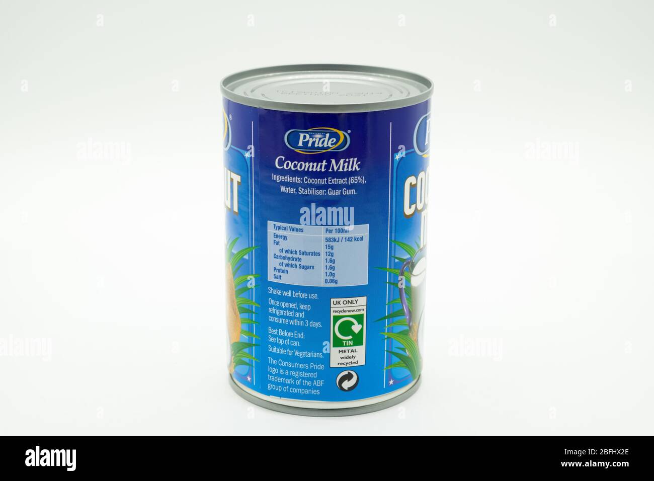 Irvine, Schottland, Großbritannien - 18. April 2020: Dose mit Kokosmilch der Marke Pride in wiederverwertbarer Dose und auf Papieretiketten werden Nährwertangaben angezeigt Stockfoto
