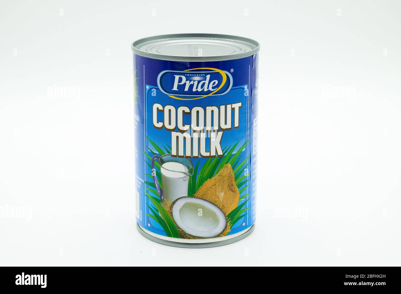 Irvine, Schottland, Großbritannien - 18. April 2020: Dose mit Kokosmilch der Marke Pride in wiederverwertbarer Blechdose und Papieretiketten Stockfoto