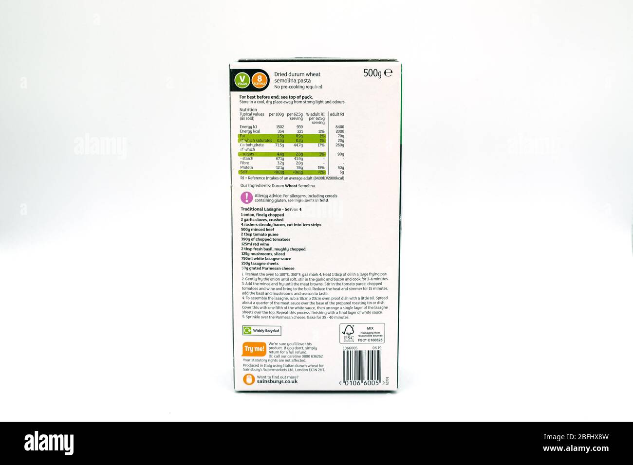 Irvine, Schottland, Großbritannien - 18. April 2020: Schachtel Lasagne-Platten von Sainsbury's in vollständig recycelbarer Verpackung mit Nährwertangaben und R Stockfoto