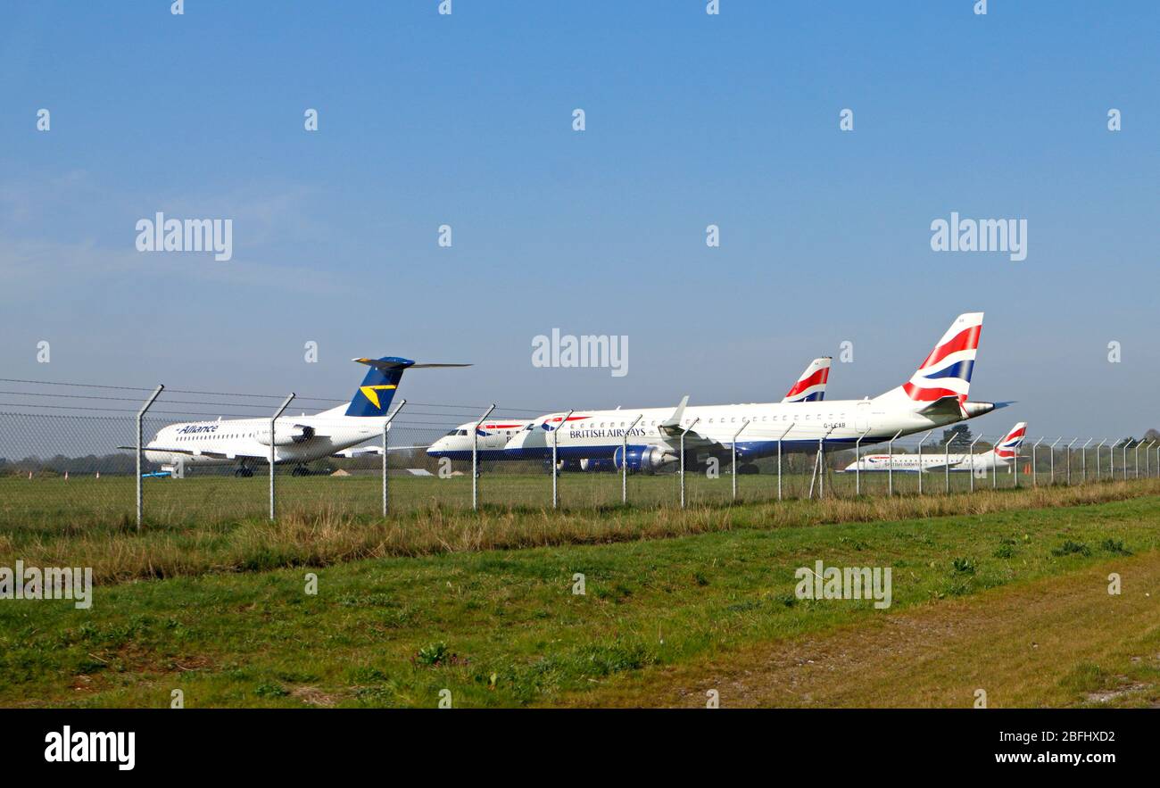 Geparkte und geerdete Passagierflugzeuge während der Sperrung von Corvid-19 am Norwich International Airport, Norwich, Norfolk, England, Großbritannien, Europa. Stockfoto