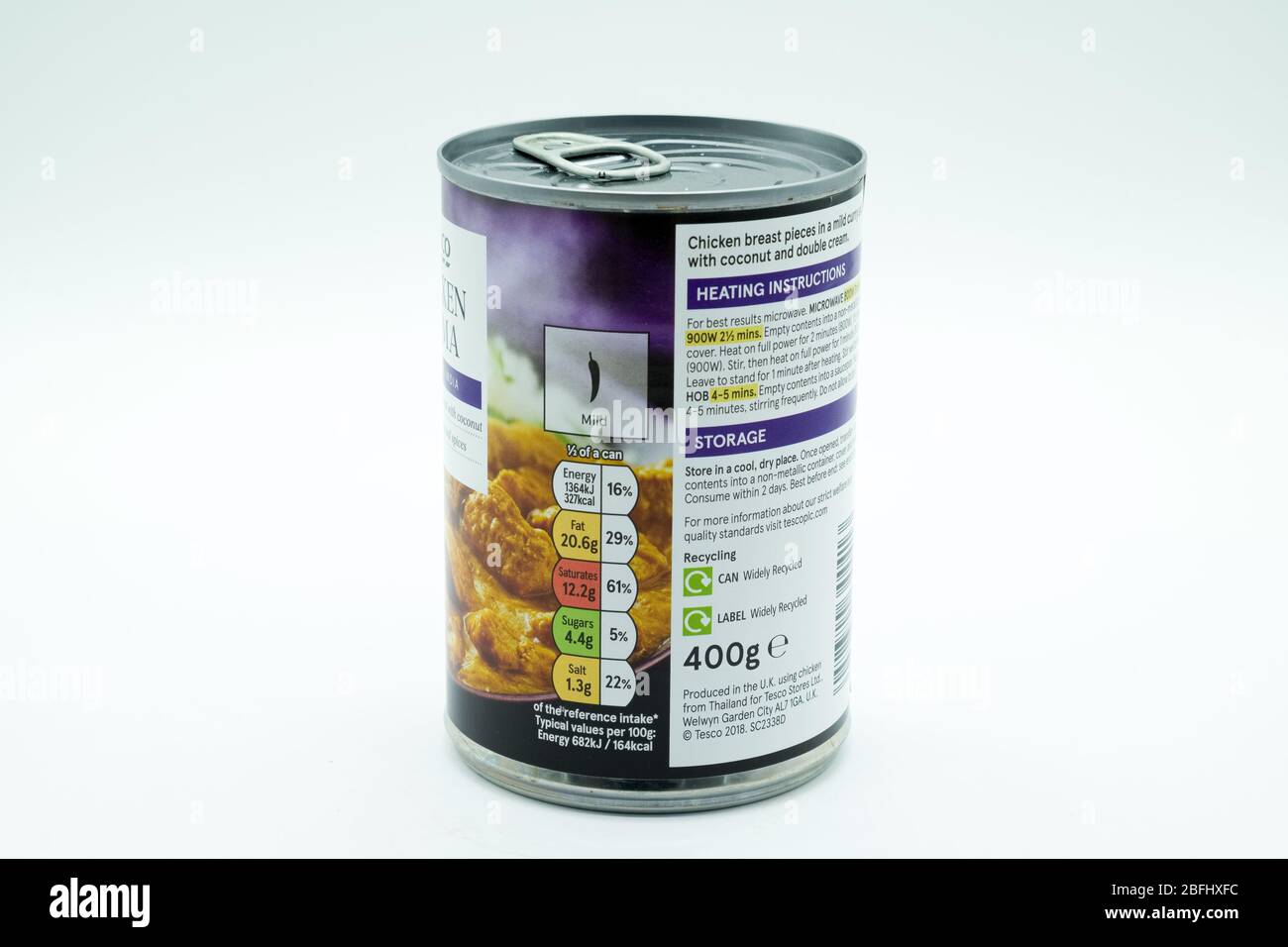 Irvine, Schottland, Großbritannien - 18. April 2020: Dose mit Tesco-Hühnchen Korma in recycelbarem Ring Zinn Dose und Papier Etiketten Nährwertangaben di Stockfoto