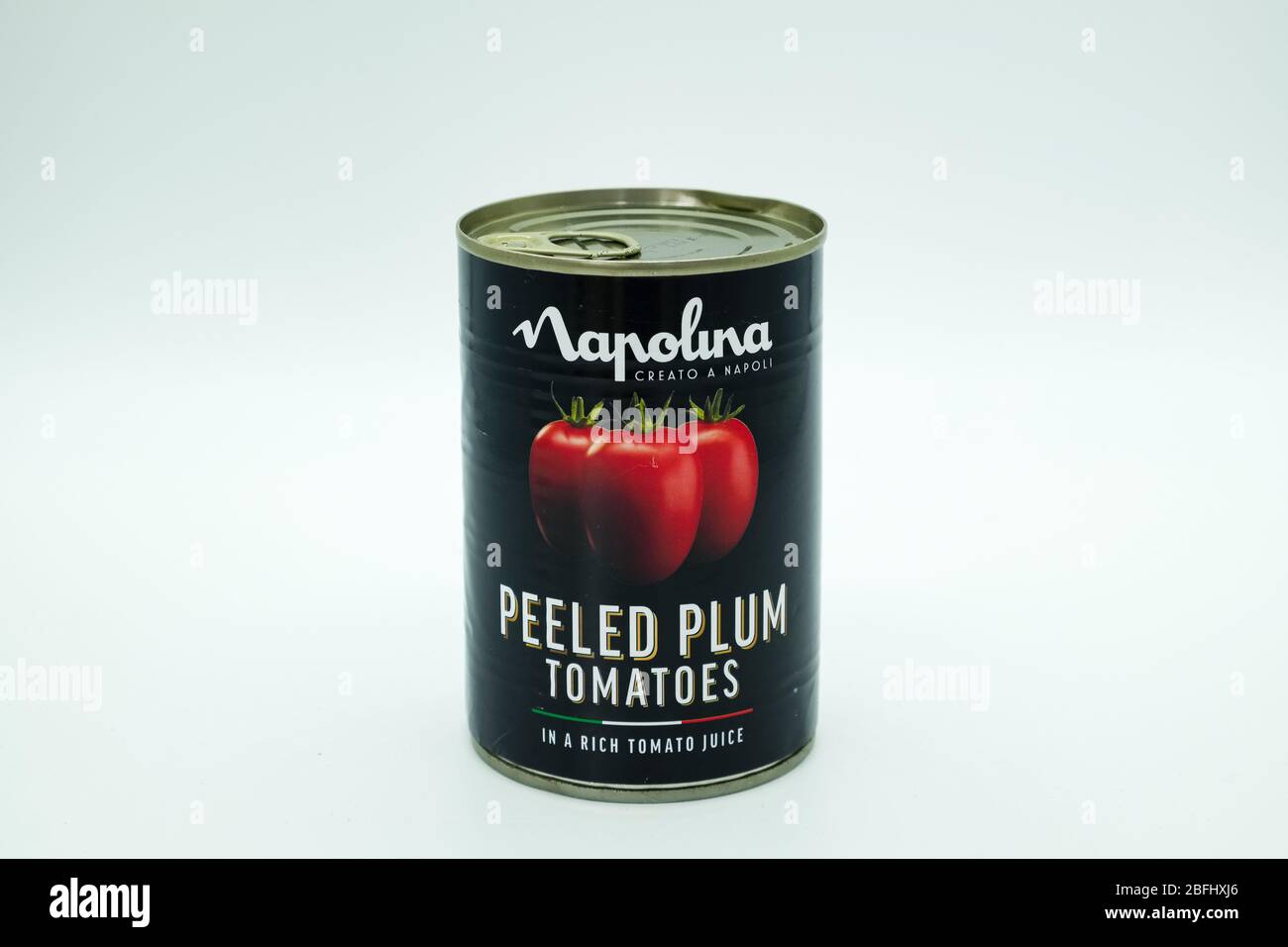 Irvine, Schottland, Großbritannien - 18. April 2020: Eine Dose mit dem Namen Napolina aus geschälten Pflaumentomaten in wiederverwertbarer Blechdose und Papieretikett. Stockfoto