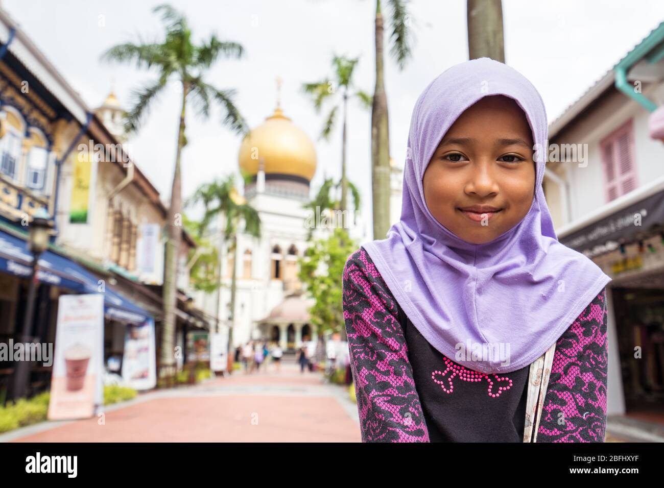 Singapur / Singapur - 15. Februar 2019: Porträt eines muslimischen Mädchens mit bunten Kleidern vor Masjid Sultan, Singapur Stockfoto