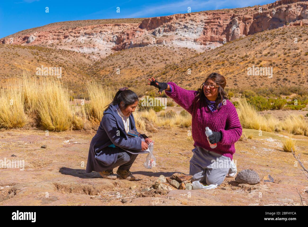 Pachamama-Feier mit Alkoholzigaretten und Coca-Blättern vor dem Picknick im Freien, Susques, Department Jujuy, Argentinien, Lateinamerika Stockfoto