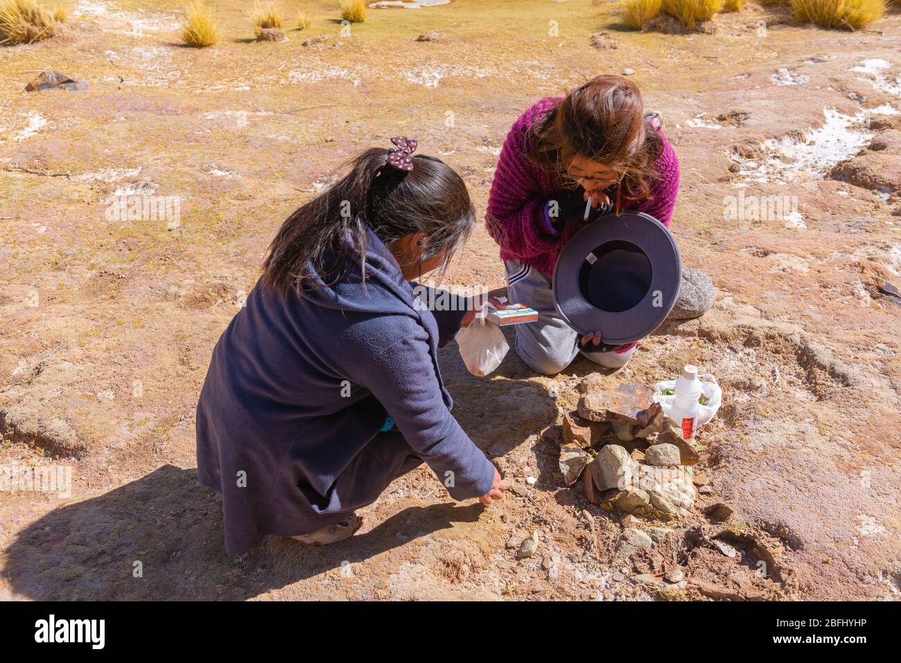 Pachamama-Feier mit Alkoholzigaretten und Coca-Blättern vor dem Picknick im Freien, Susques, Department Jujuy, Argentinien, Lateinamerika Stockfoto