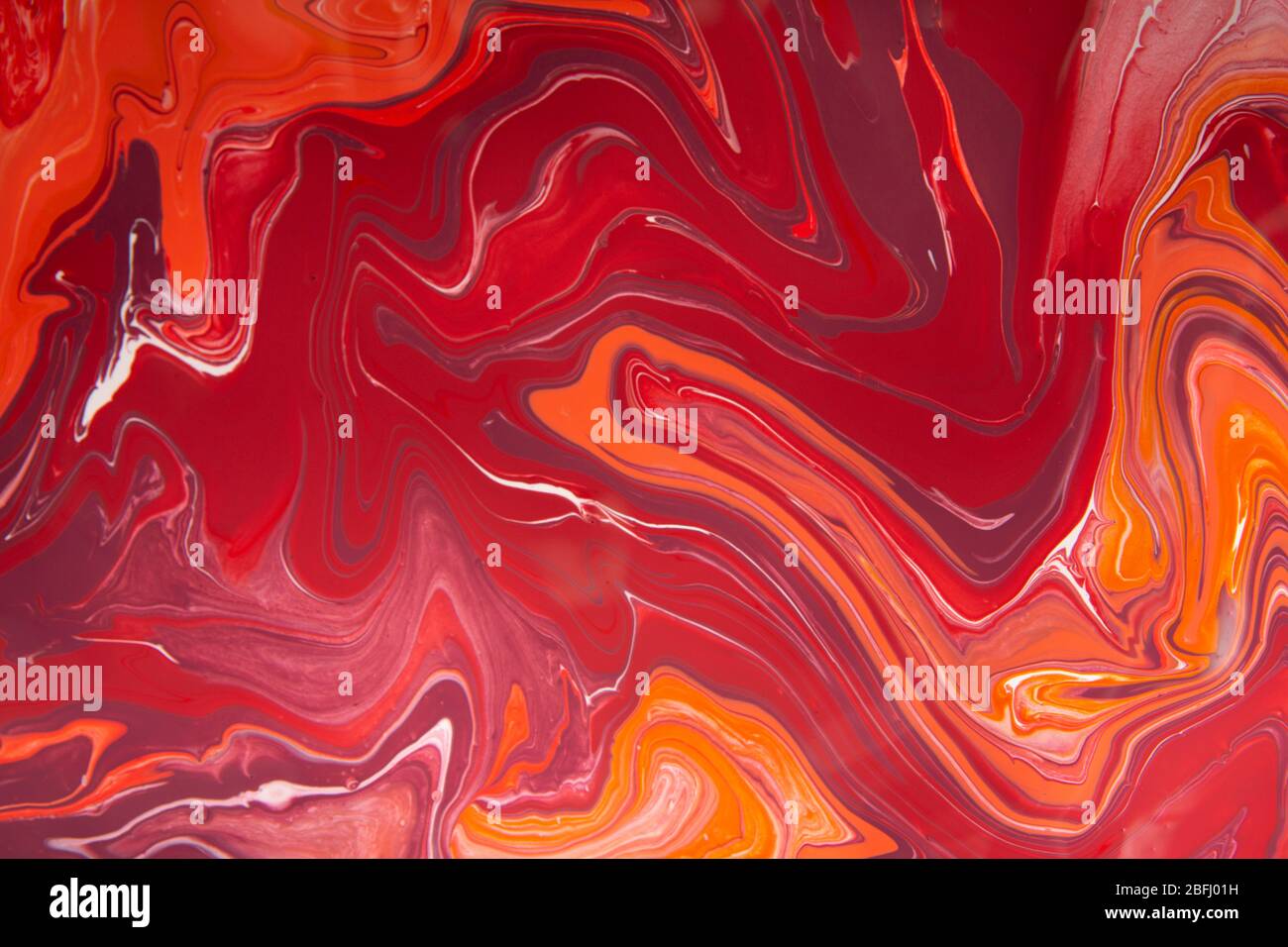 Rot und orange abstrakter Hintergrund mit gemischten Aquarellen Stockfoto