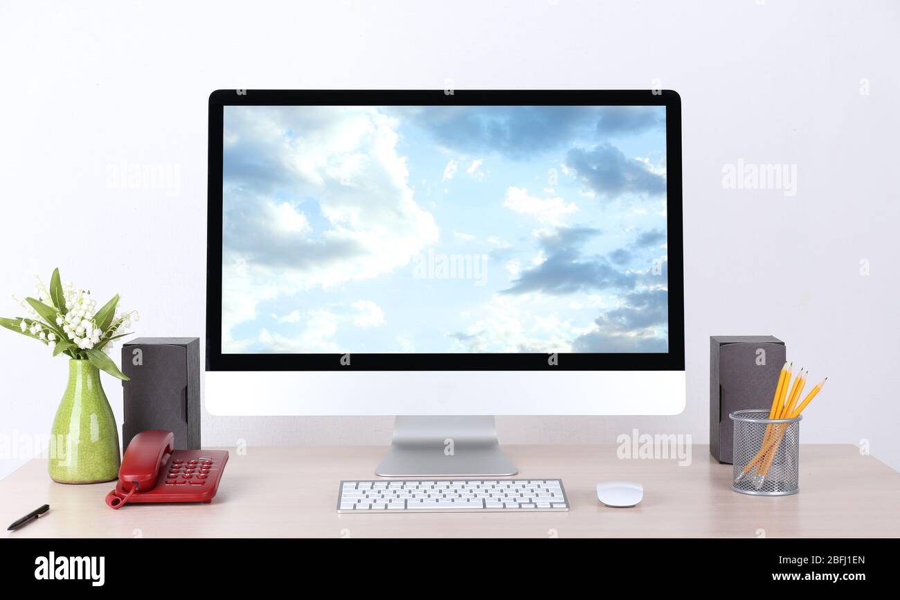 Computer mit Bildschirmschoner auf dem Tisch Stockfoto