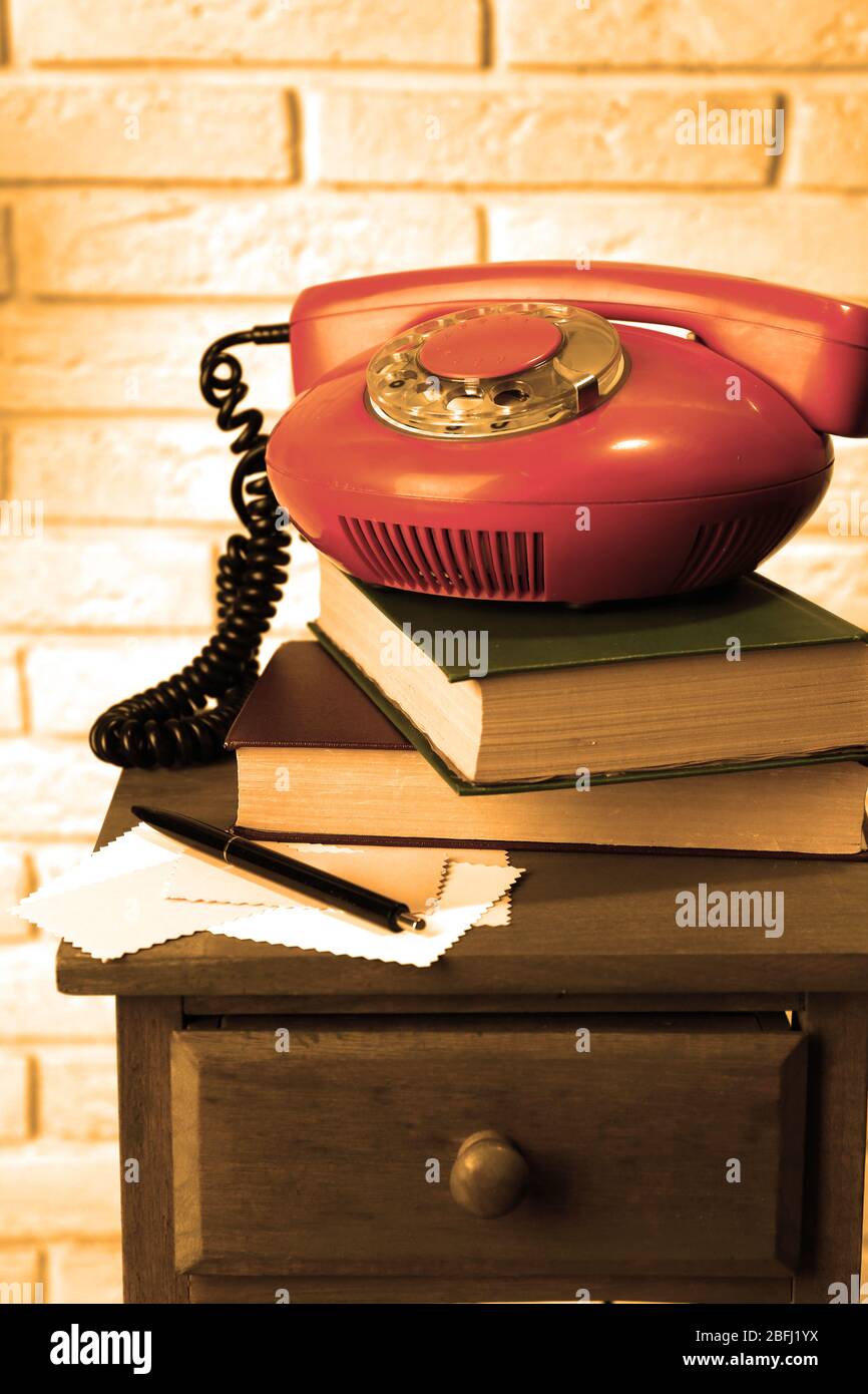 Retro Telefon auf dem Nachttisch im Zimmer Stockfoto