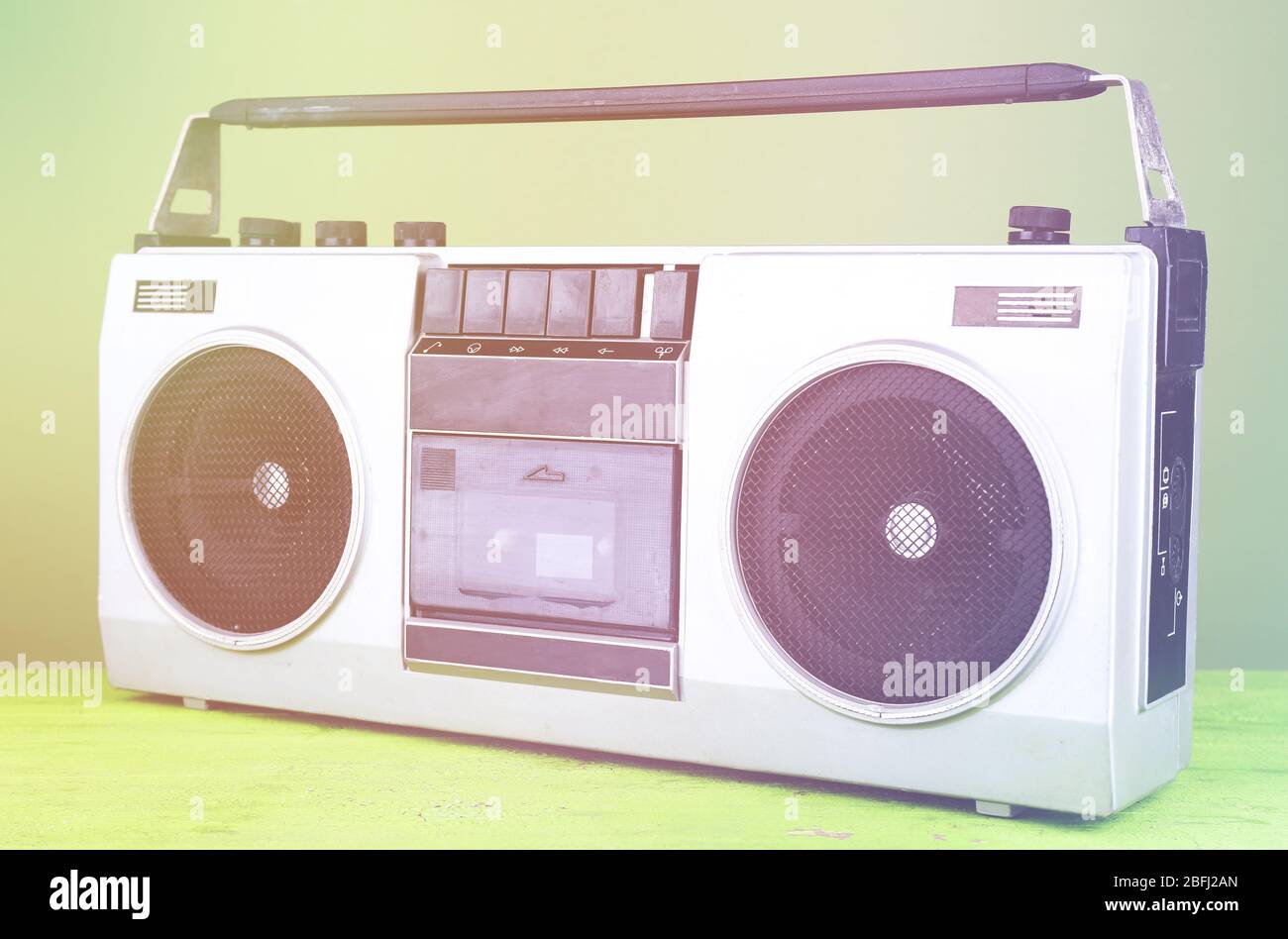 Retro Kassette stereo Recorder auf Tisch auf grünem Hintergrund Stockfoto