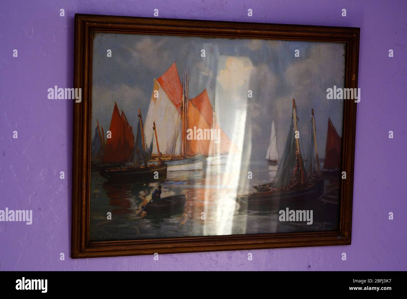 Gerahmter Druck von historischen Segelbooten Stockfoto