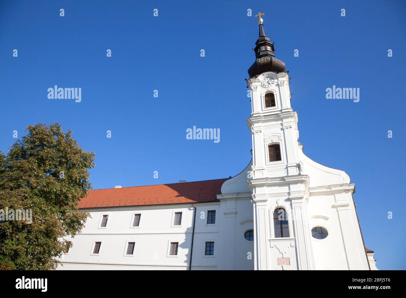 Katholische Kirche der Heiligen Philipp und Jakob von Vukovar, ein barockes Wahrzeichen, auch katolica crkva svetih Filipa i Jakova genannt. Bild des chur Stockfoto