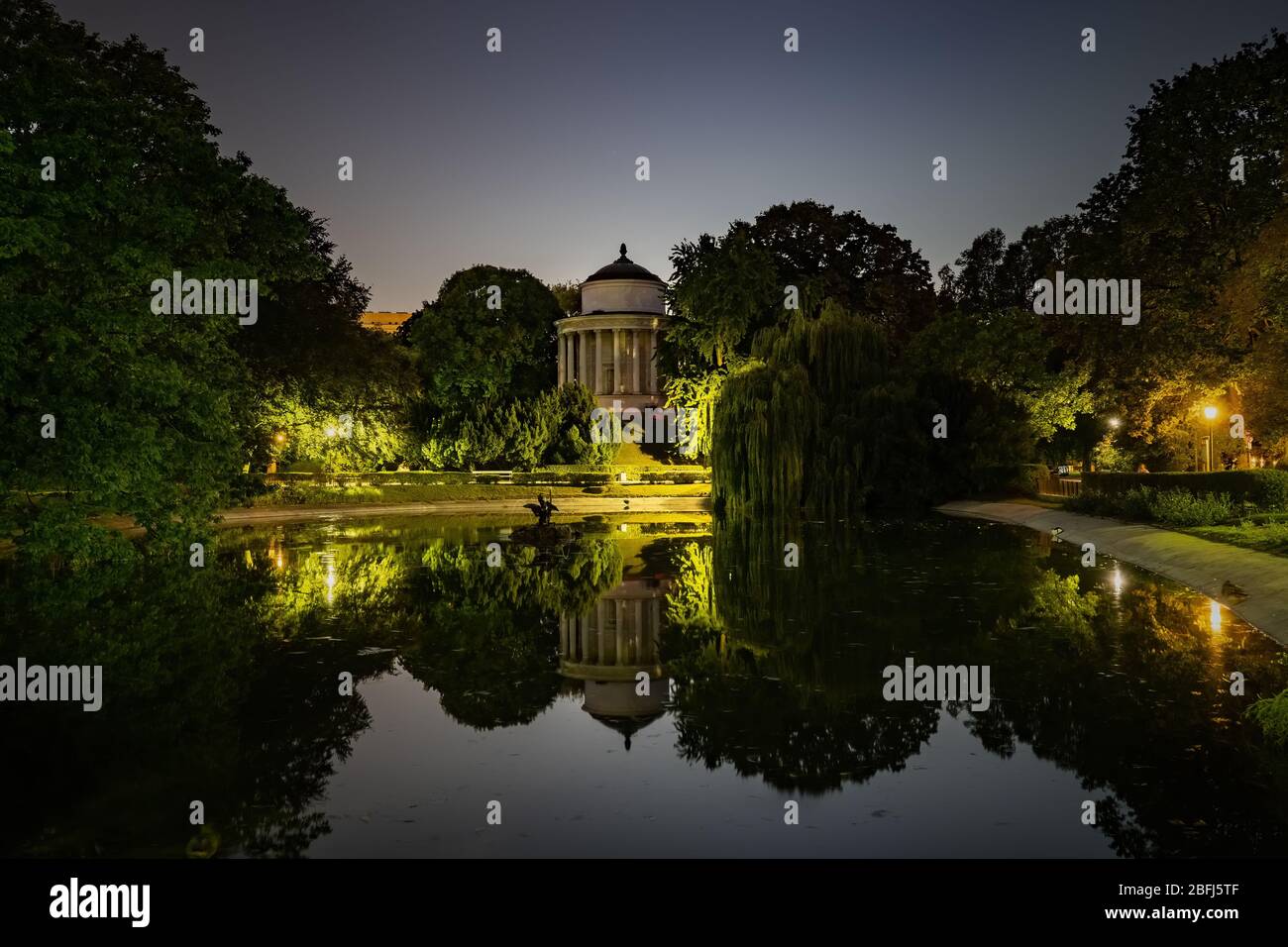 Ruhige Nacht im Sächsischen Garten in Warschau, Polen. Wasserturm und Bäume spiegeln sich im Wasser, öffentlicher Park im Stadtzentrum. Stockfoto