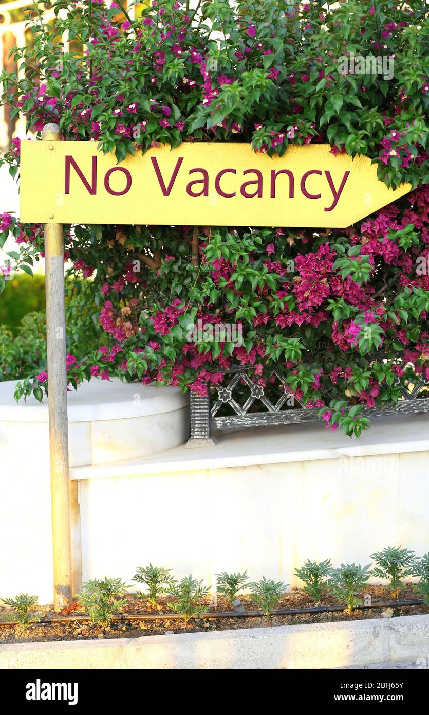 Schild mit Text No Vacancy in der Nähe des Hotels Stockfoto