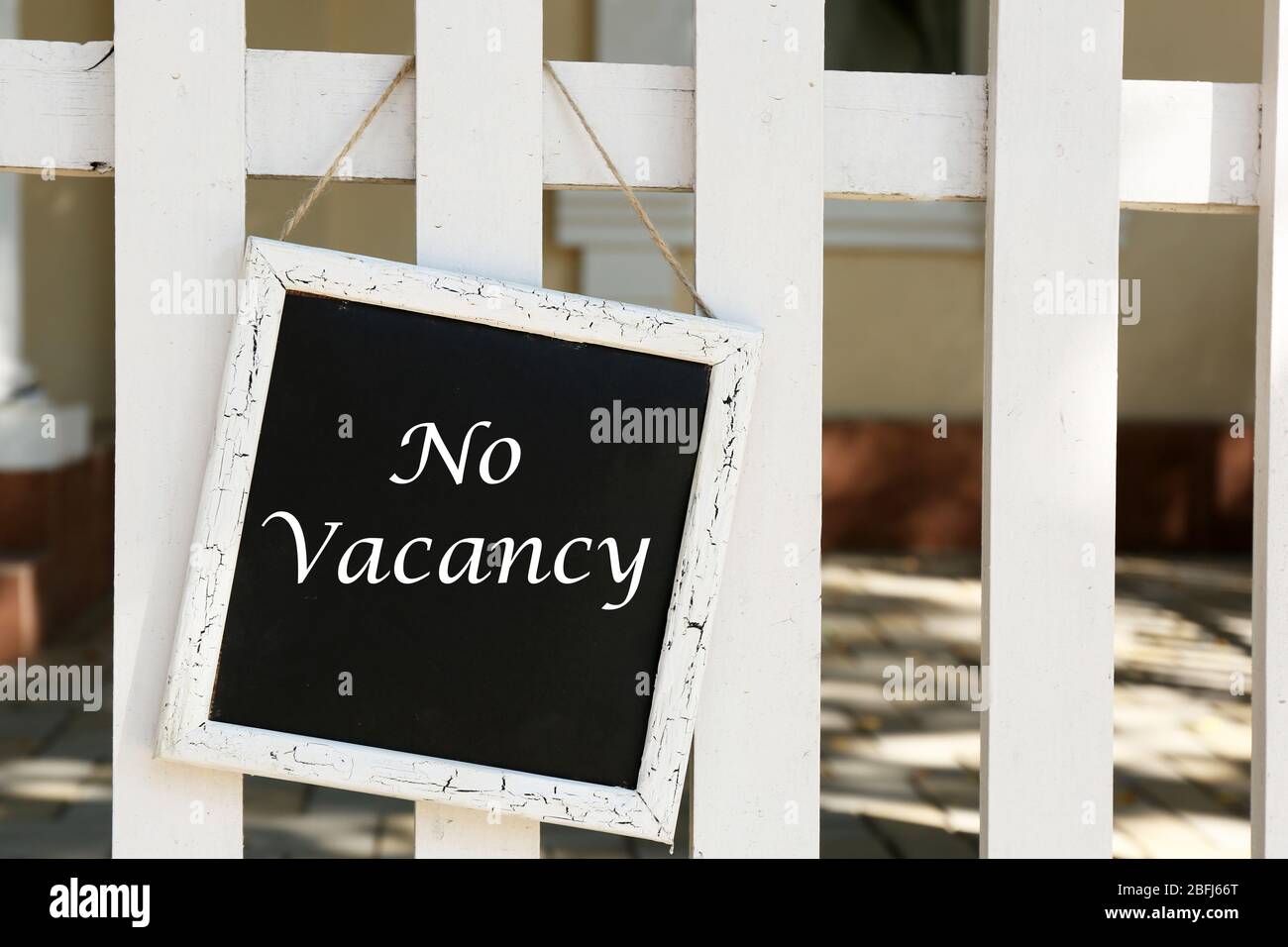 Schild mit Text No Vacancy in der Nähe des Hotels Stockfoto