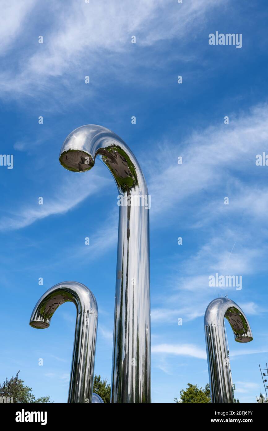 Polen, Stadt Warschau, The Whisperers (Szeptacze) abstrakte geschwungene Metallsäulen visuelle und Klang interaktive Kunstinstallation im Discovery Park Stockfoto