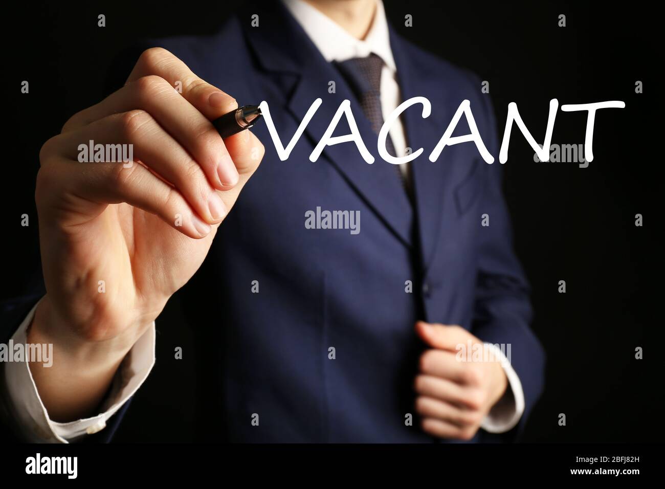 Geschäftsmann Schreiben VAKANT an transparenten Whiteboard, close-up Stockfoto