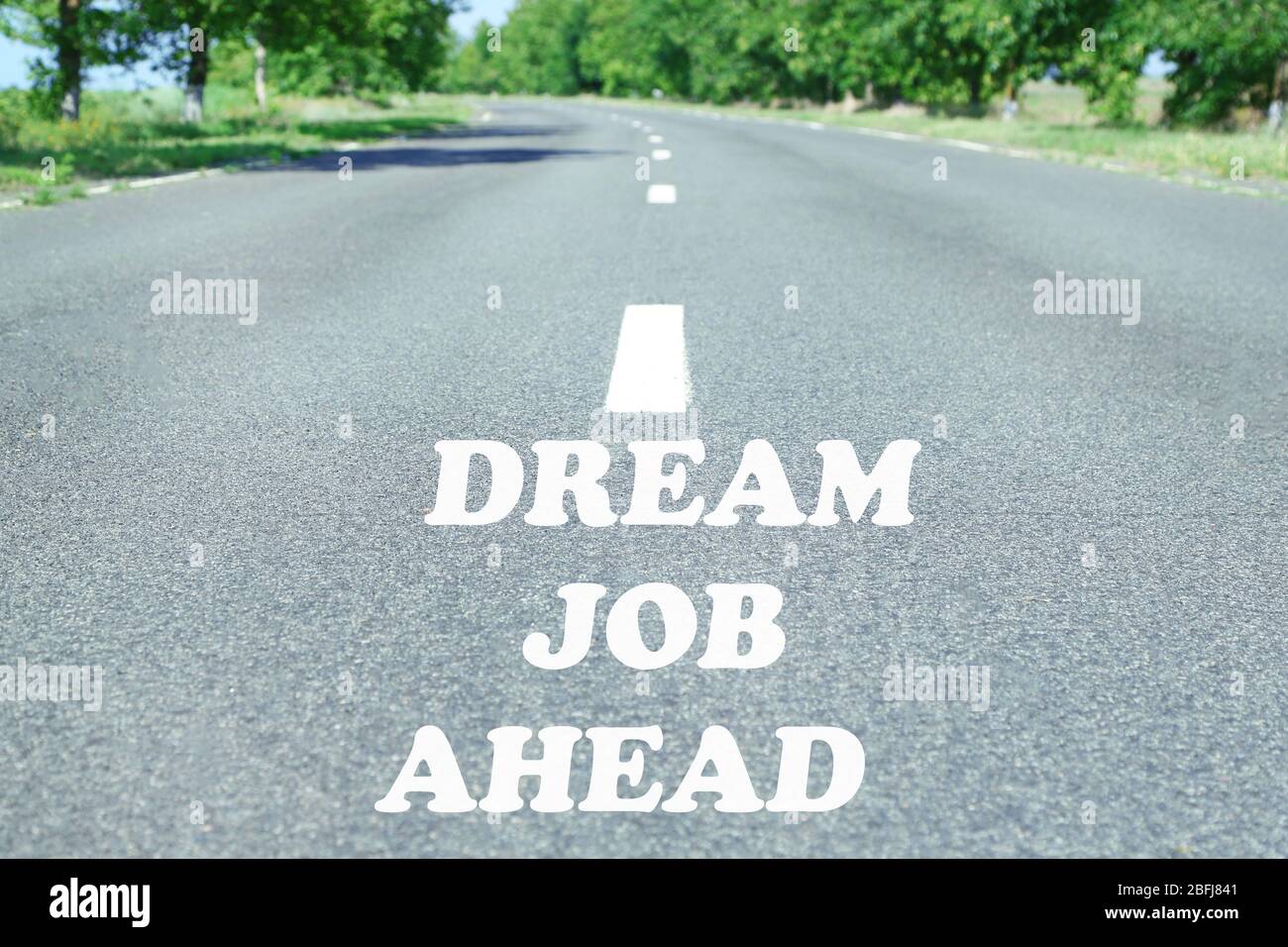 Text Dream Job Ahead-Markierung auf Straßenbelag Stockfoto