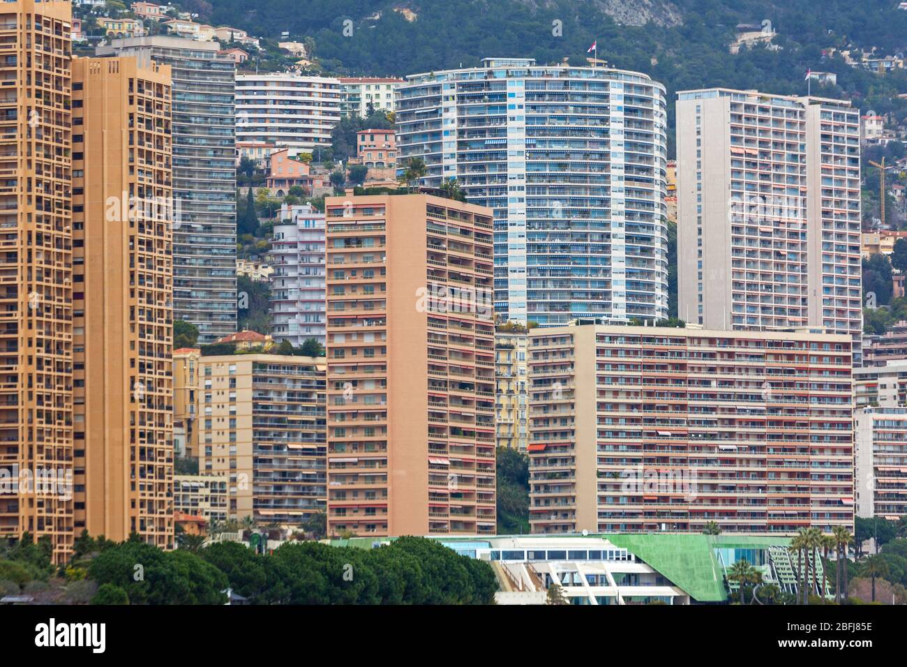 Gestapelte Wolkenkratzer und Wohngebäude in Monaco Stockfoto