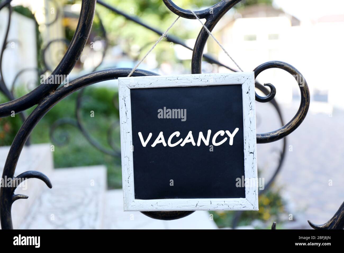 Schild mit Text Vacancy in der Nähe des Hotels Stockfoto