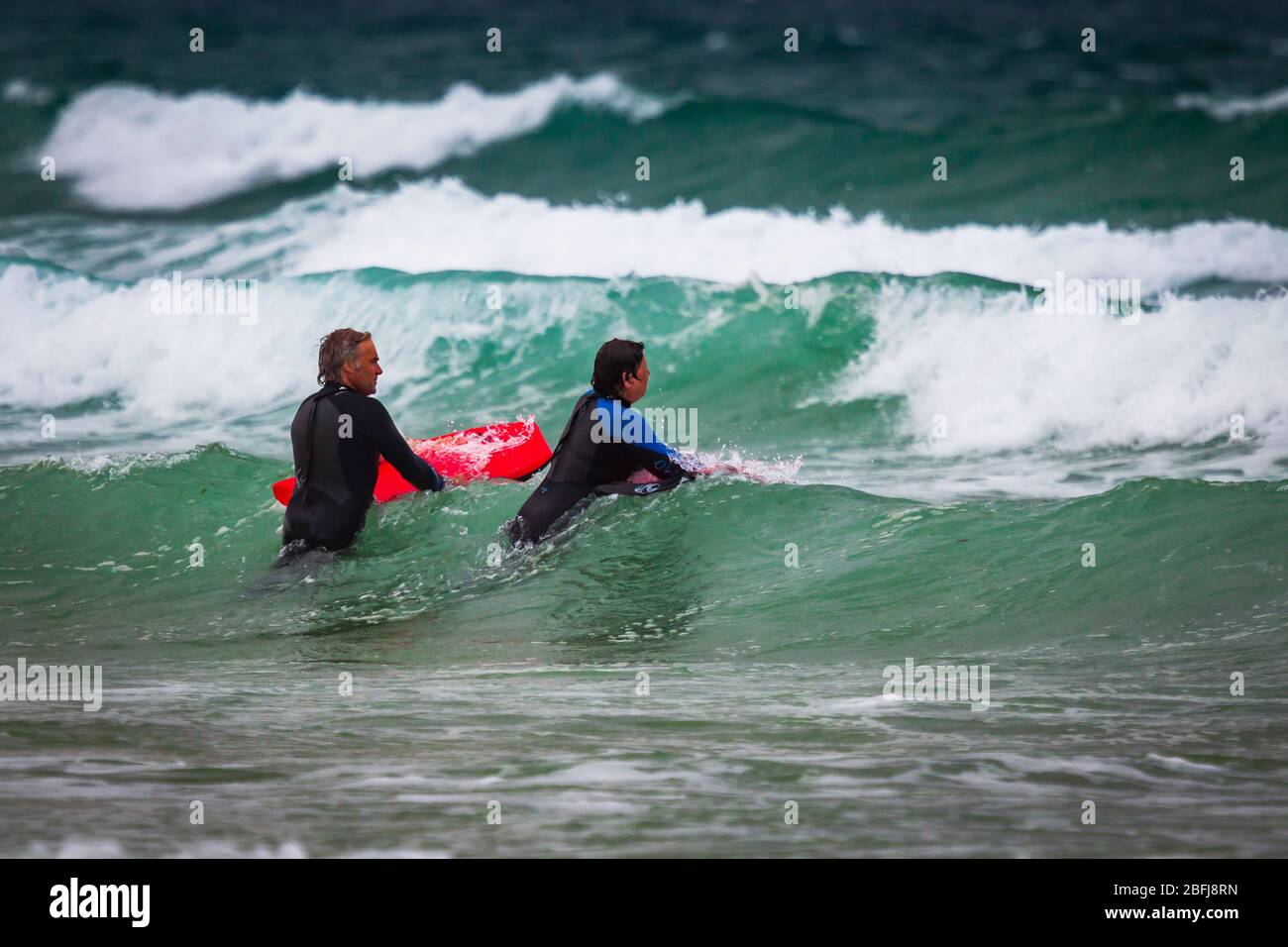 Cornish Surfers genießen das weiße Wasser Stockfoto Cornish Surfers genießen das weiße Wasser Stockfoto