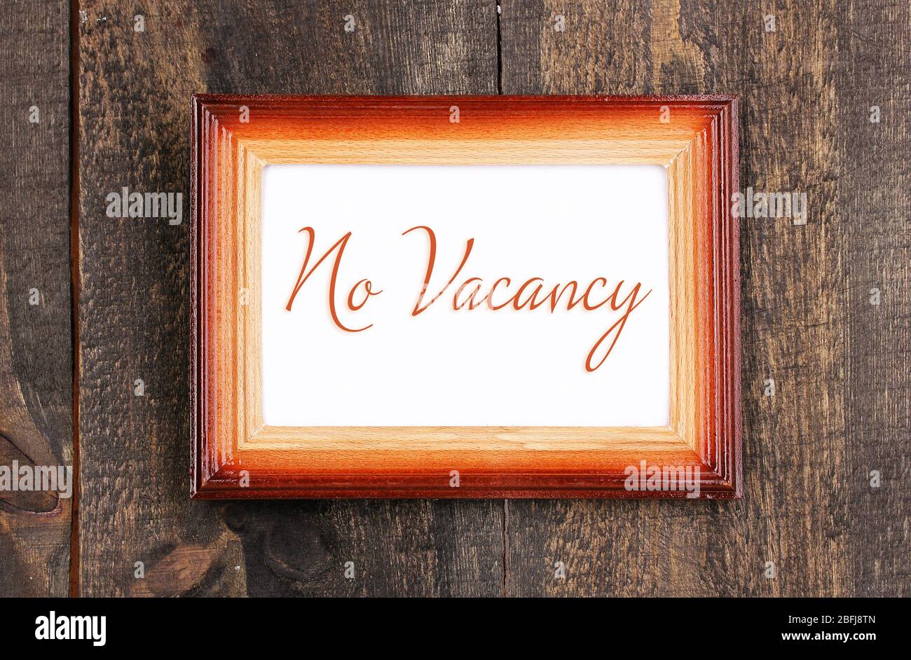 Kein Leerstand Text im Rahmen auf Holzhintergrund Stockfoto