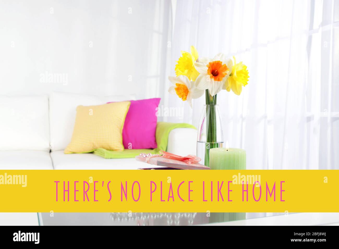 Frische Frühlingsblumen in Vase auf Home Interior Hintergrund und Raum für Ihren Text Stockfoto