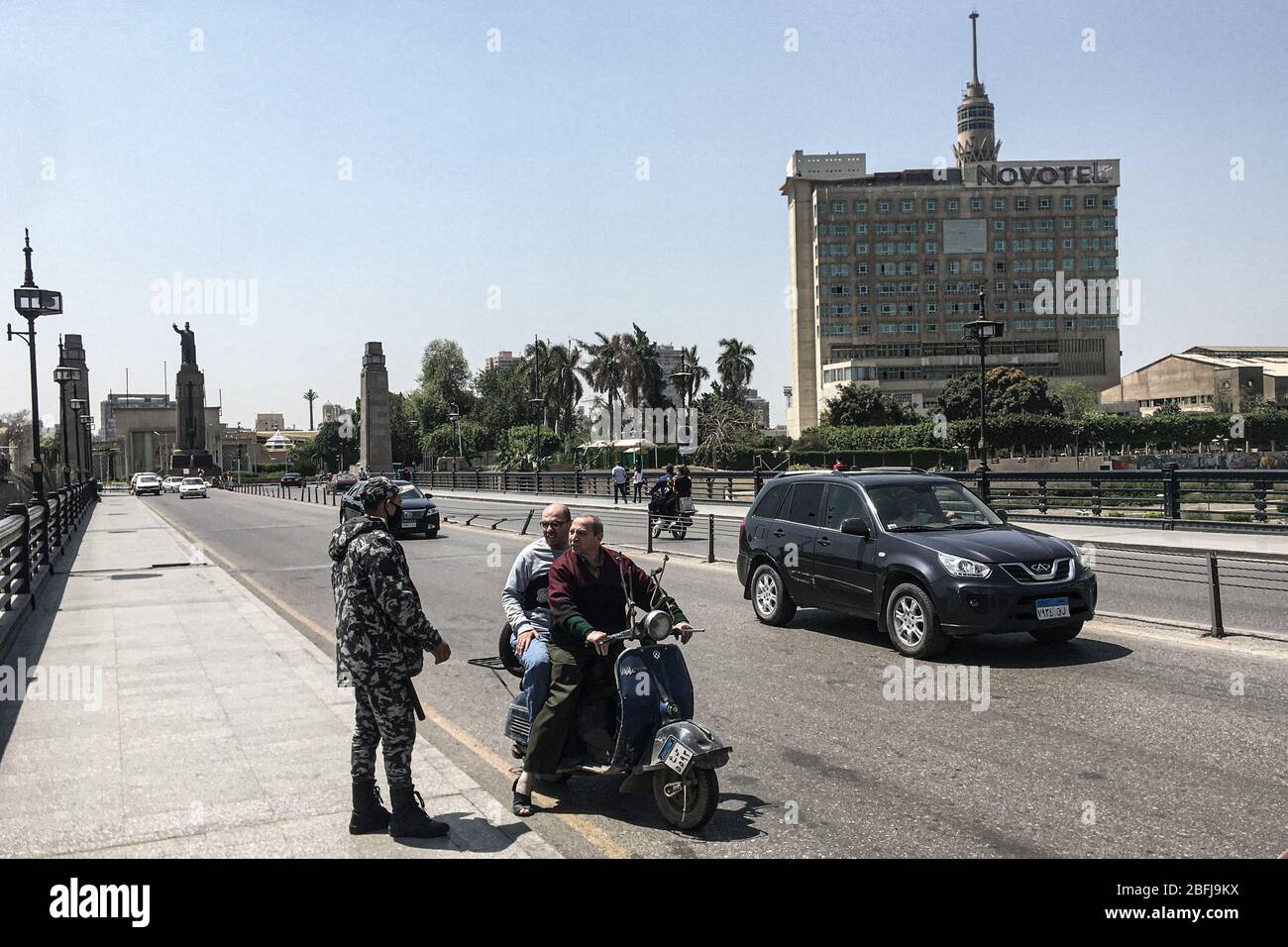 Kairo, Ägypten. April 2020. Ein Polizist spricht mit Menschen an der fast menschenleeren Qasr El Nil Brücke während des koptischen Ostersonntages. Quelle: Omar Zoheiry/dpa/Alamy Live News Stockfoto
