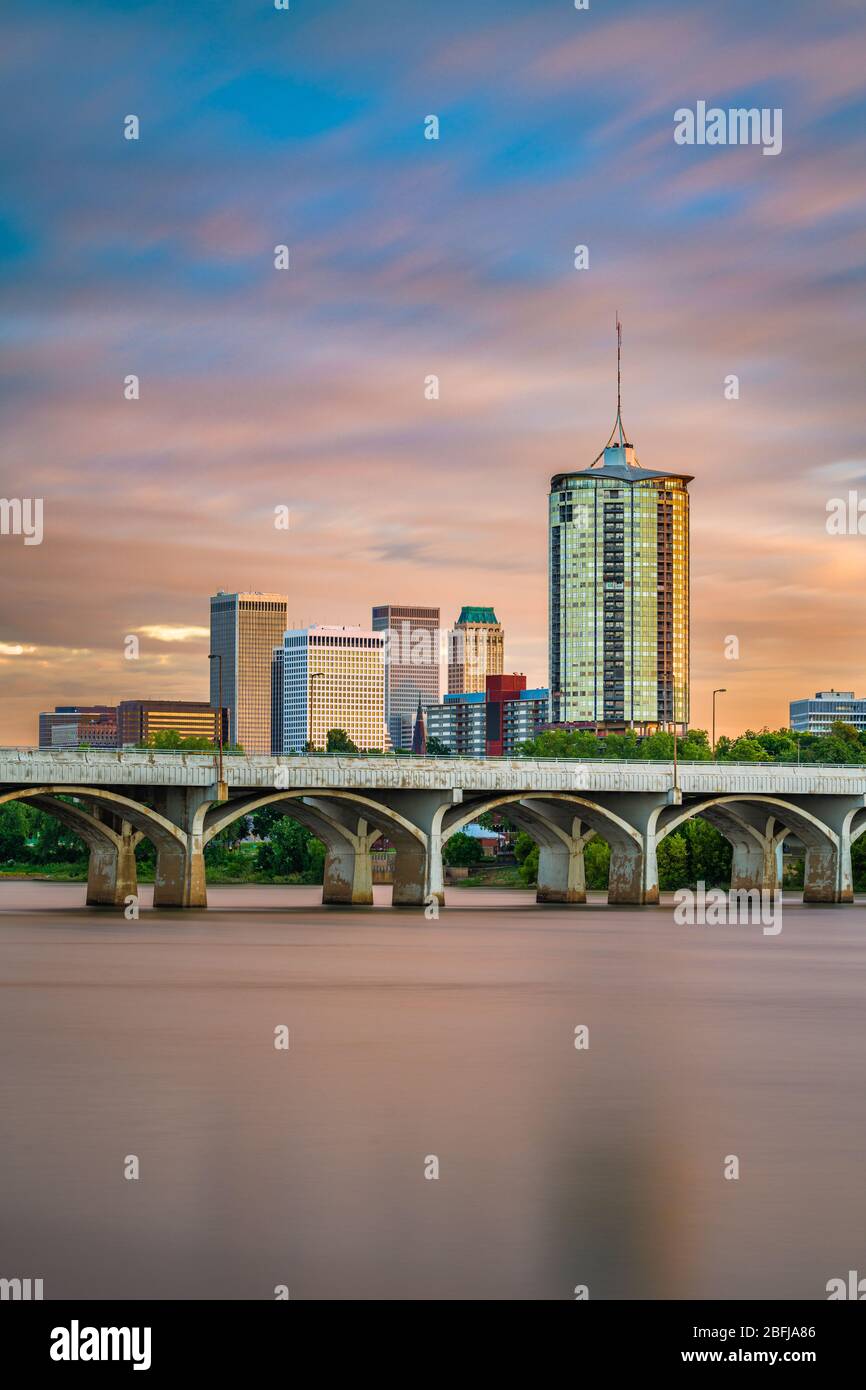Tulsa, Oklahoma, USA Downtown Skyline auf dem Arkansas River in der Abenddämmerung. Stockfoto