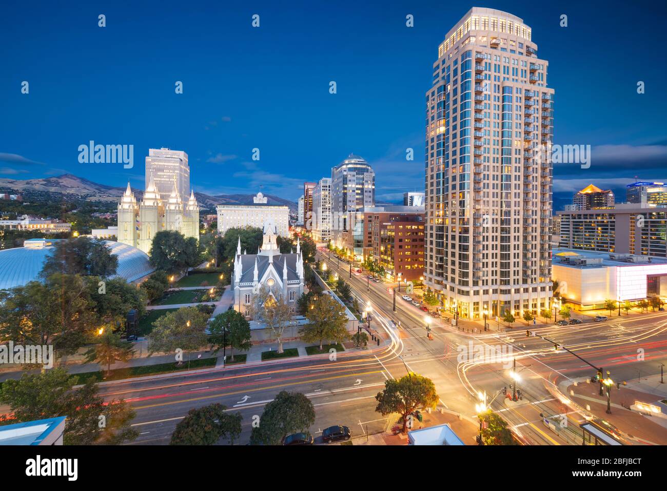 Salt Lake City, Utah, USA downtown Stadtbild über Temple Square in der Abenddämmerung. Stockfoto
