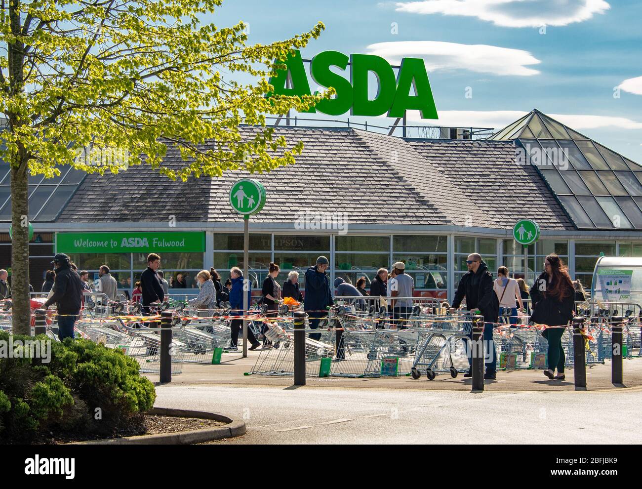 Preston, Lancashire, Großbritannien Einkäufer, die in den sozialen Abferenzlinien vor dem ASDA Supermarkt, Fulwood, Preston, Lancashire, Großbritannien Schlange stehen. Quelle: John Eveson / Alamy Live News Stockfoto