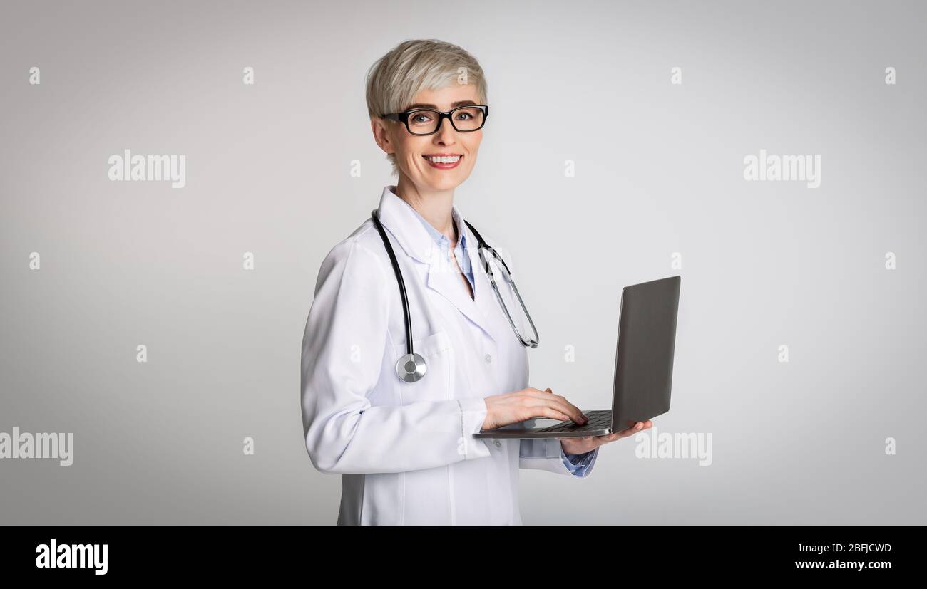 Konzept der medizinischen Beratung. Frau Arzt in Brille mit Laptop Stockfoto