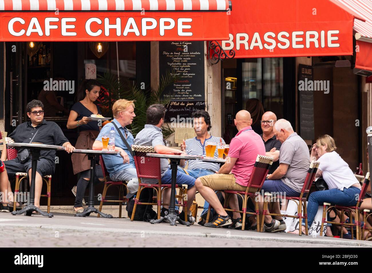 Eine Gruppe von Freunden sitzt im Cafe Chappe in der Rue Tardieu, Paris Stockfoto