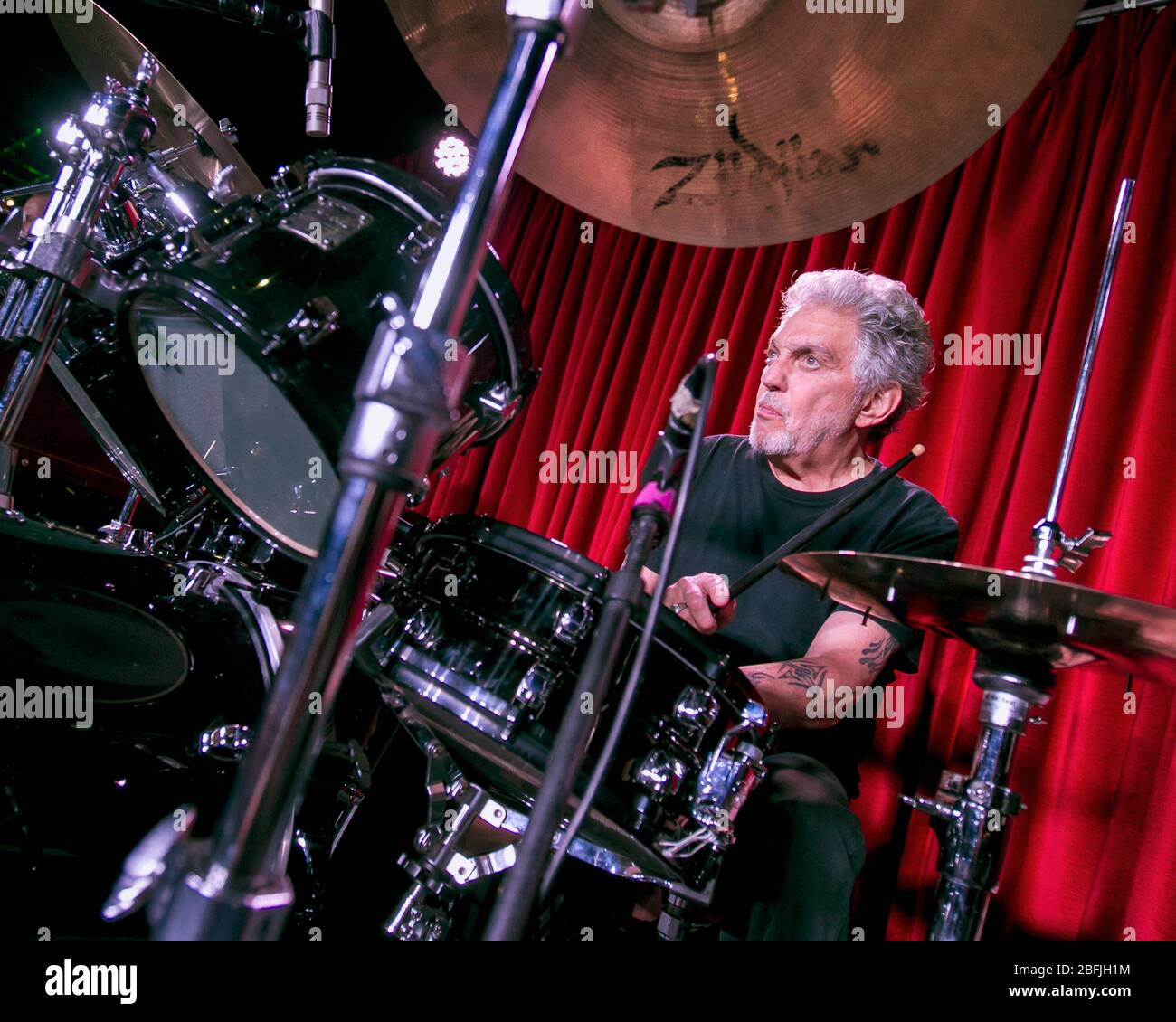 Schlagzeuger Steve Gadd wärmt sich vor einem Auftritt mit seiner Band, der Steve Gadd Band, im Catalina Jazz Club in Los Angeles, Kalifornien auf. Stockfoto