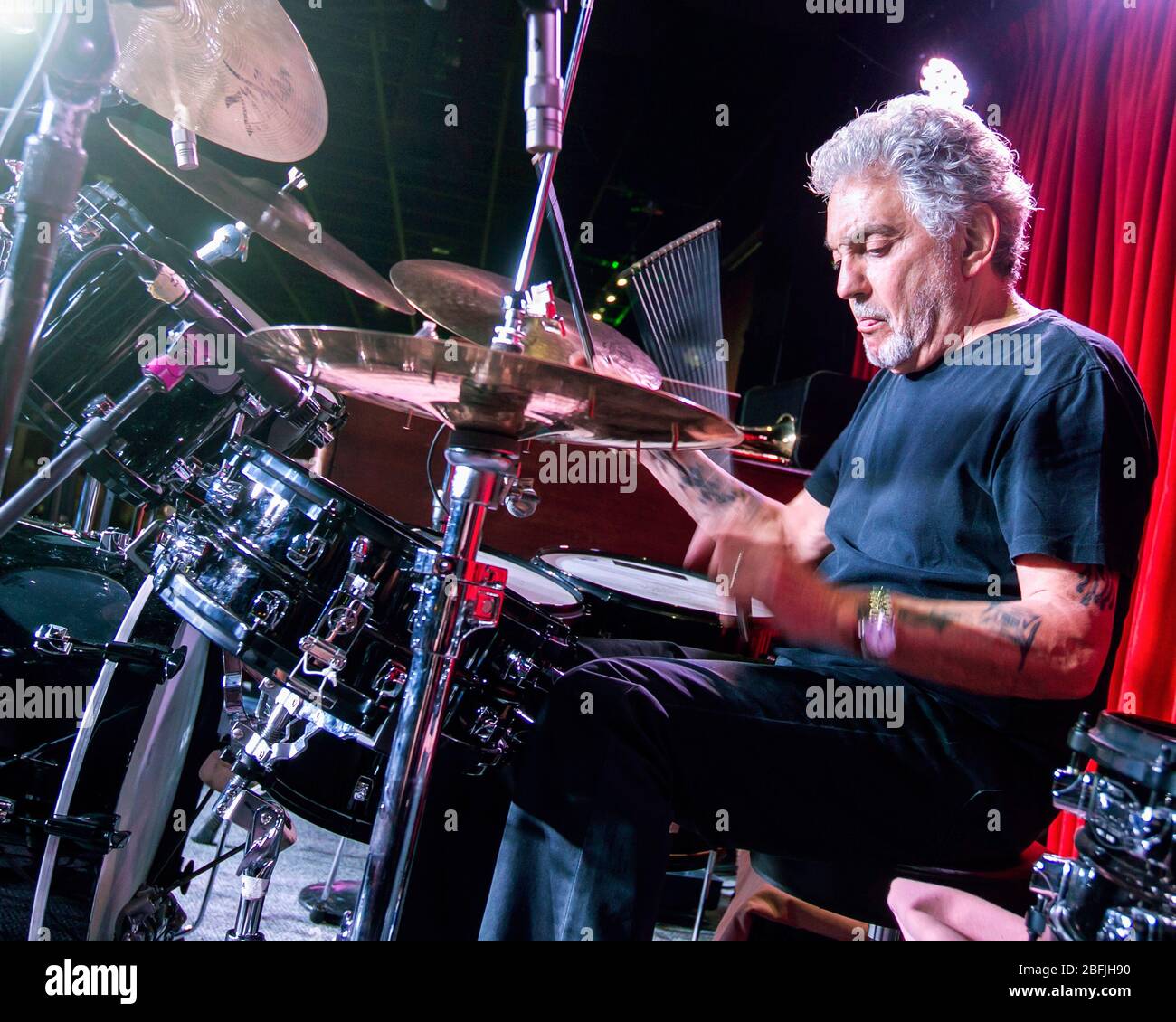 Schlagzeuger Steve Gadd wärmt sich vor einem Auftritt mit seiner Band, der Steve Gadd Band, im Catalina Jazz Club in Los Angeles, Kalifornien auf. Stockfoto