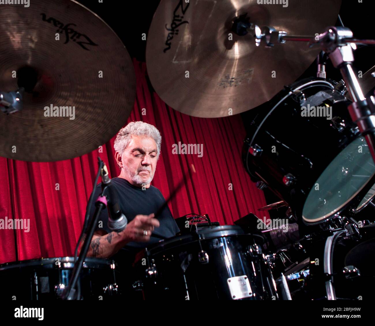 Schlagzeuger Steve Gadd wärmt sich vor einem Auftritt mit seiner Band, der Steve Gadd Band, im Catalina Jazz Club in Los Angeles, Kalifornien auf. Stockfoto