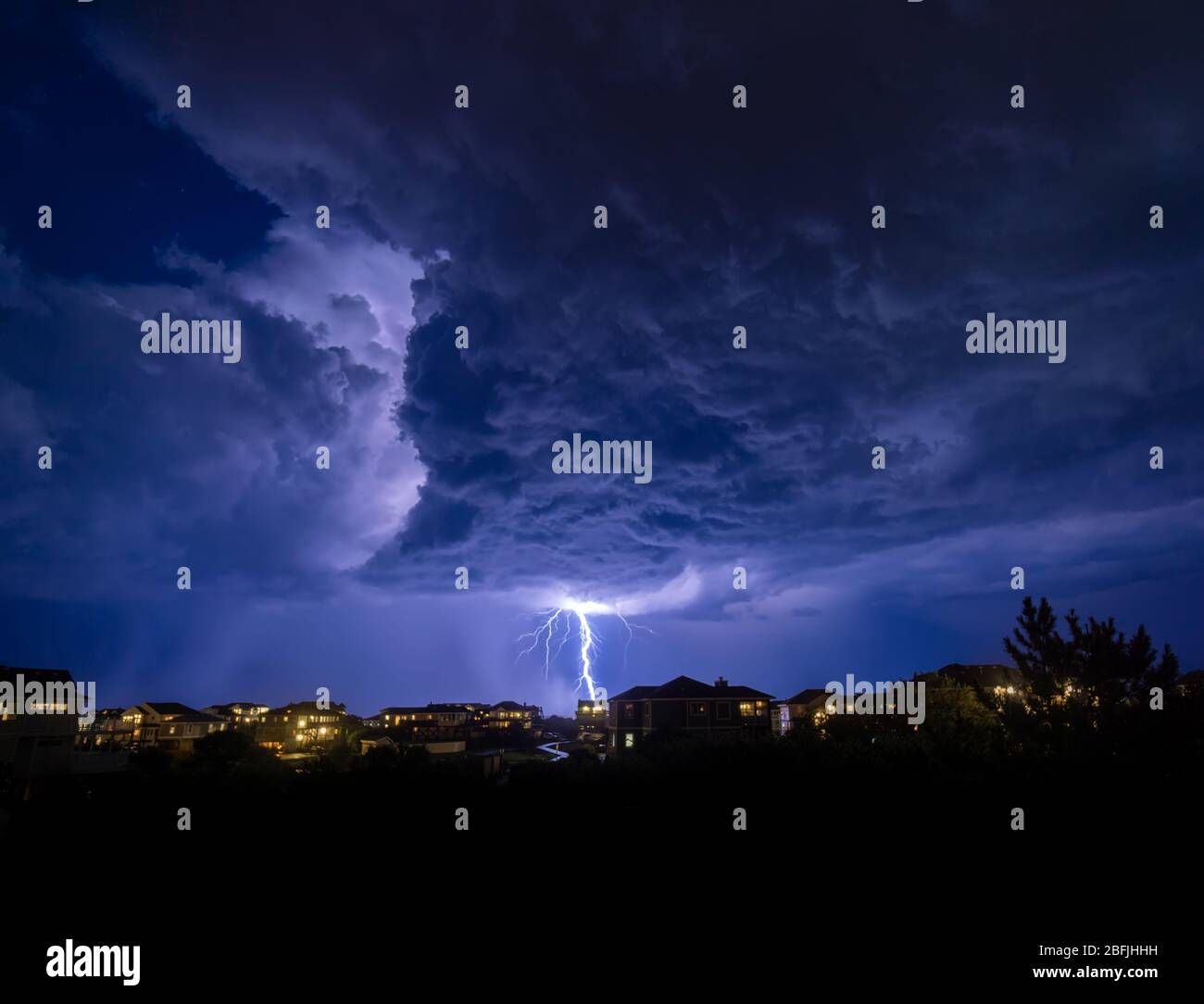 Ein Offshore-Sommer regen squall Tropfen ein Blitz auf den Ozean vor der Küste von Corolla North carolina. Stockfoto