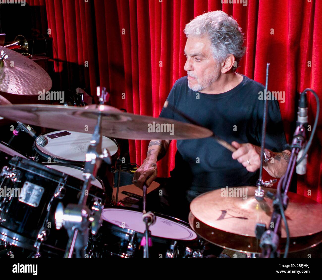 Schlagzeuger Steve Gadd wärmt sich vor einem Auftritt mit seiner Band, der Steve Gadd Band, im Catalina Jazz Club in Los Angeles, Kalifornien auf. Stockfoto