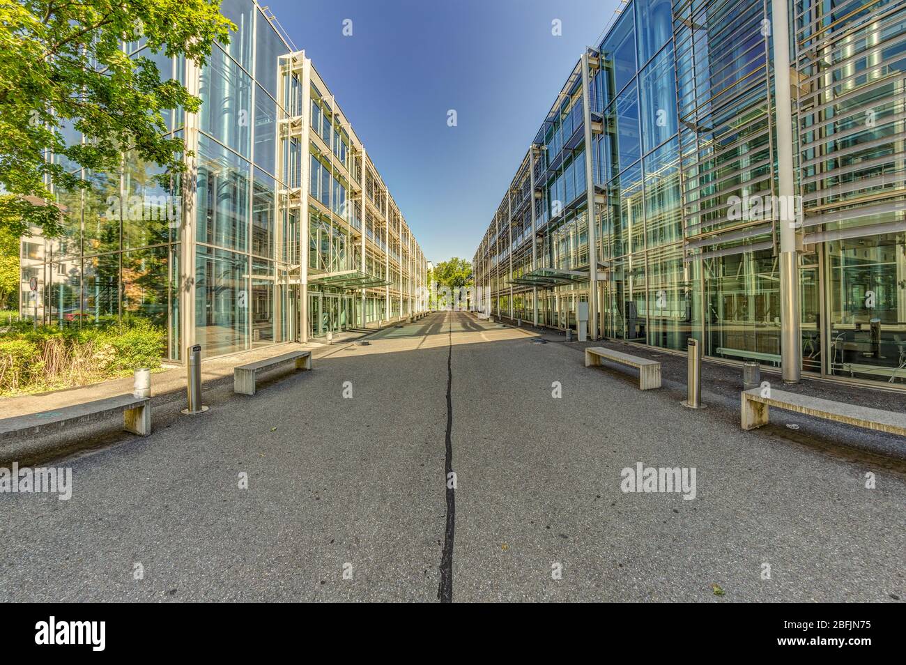 Bern, Schweiz - 30. Juli 2019: Ein modernes Gebäude aus Metall, Beton und Glas in der Schweizer Hauptstadt. Panorama. Blick an sonnigen Sommertag. Stockfoto