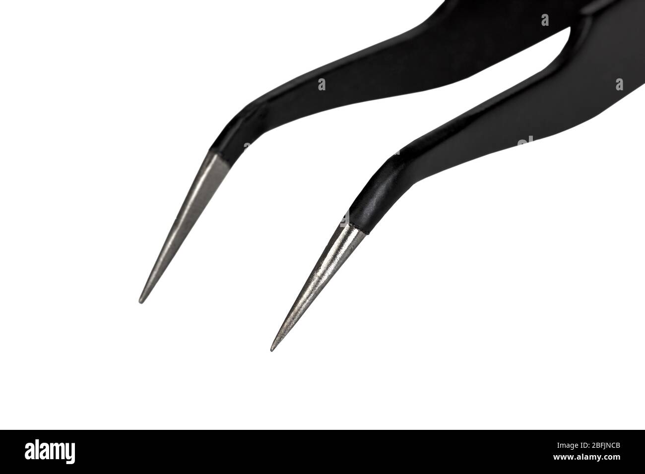 Schwarze Metallpinzette mit antistatischer Beschichtung. Sie werden in der Medizin, Kosmetik, Mode, Schmuck und Elektronikindustrie eingesetzt. Isoliert auf einem weißen Bac Stockfoto