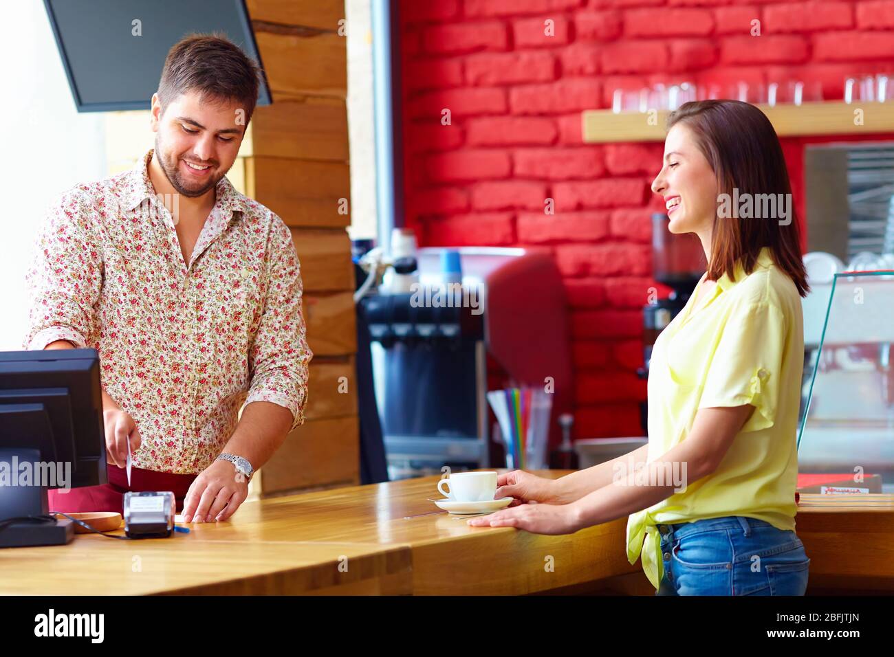 Der Kassierer bedient die Kunden an der Kasse im Café Stockfoto