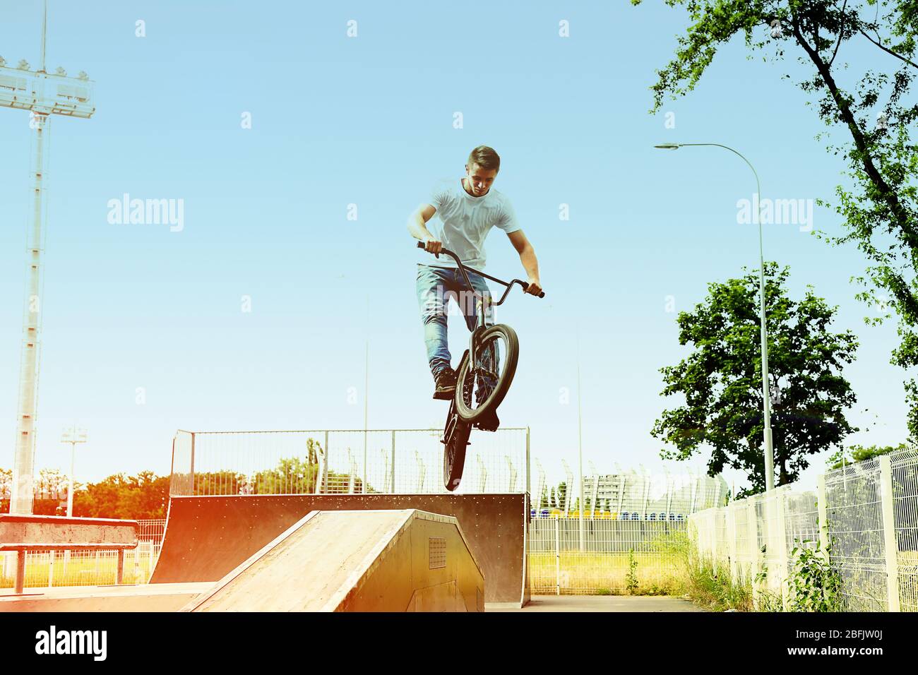 Kleiner Junge springt mit seinem BMX Bike im Skatepark Stockfoto